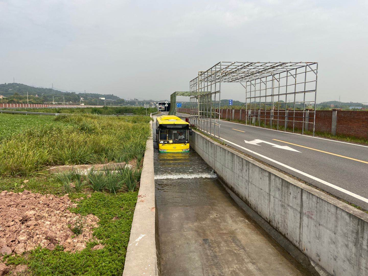 筑牢金龙新能源公交雨季行车“安全网”